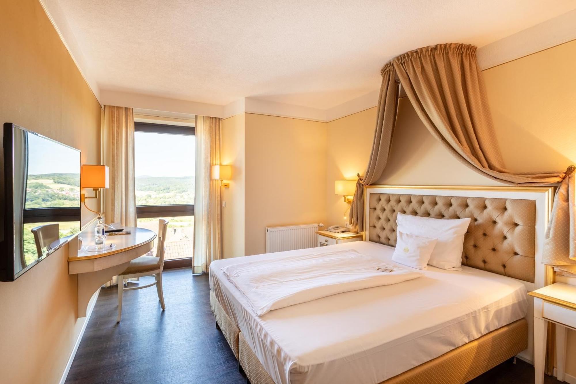 Burghotel Staufenberg Екстериор снимка