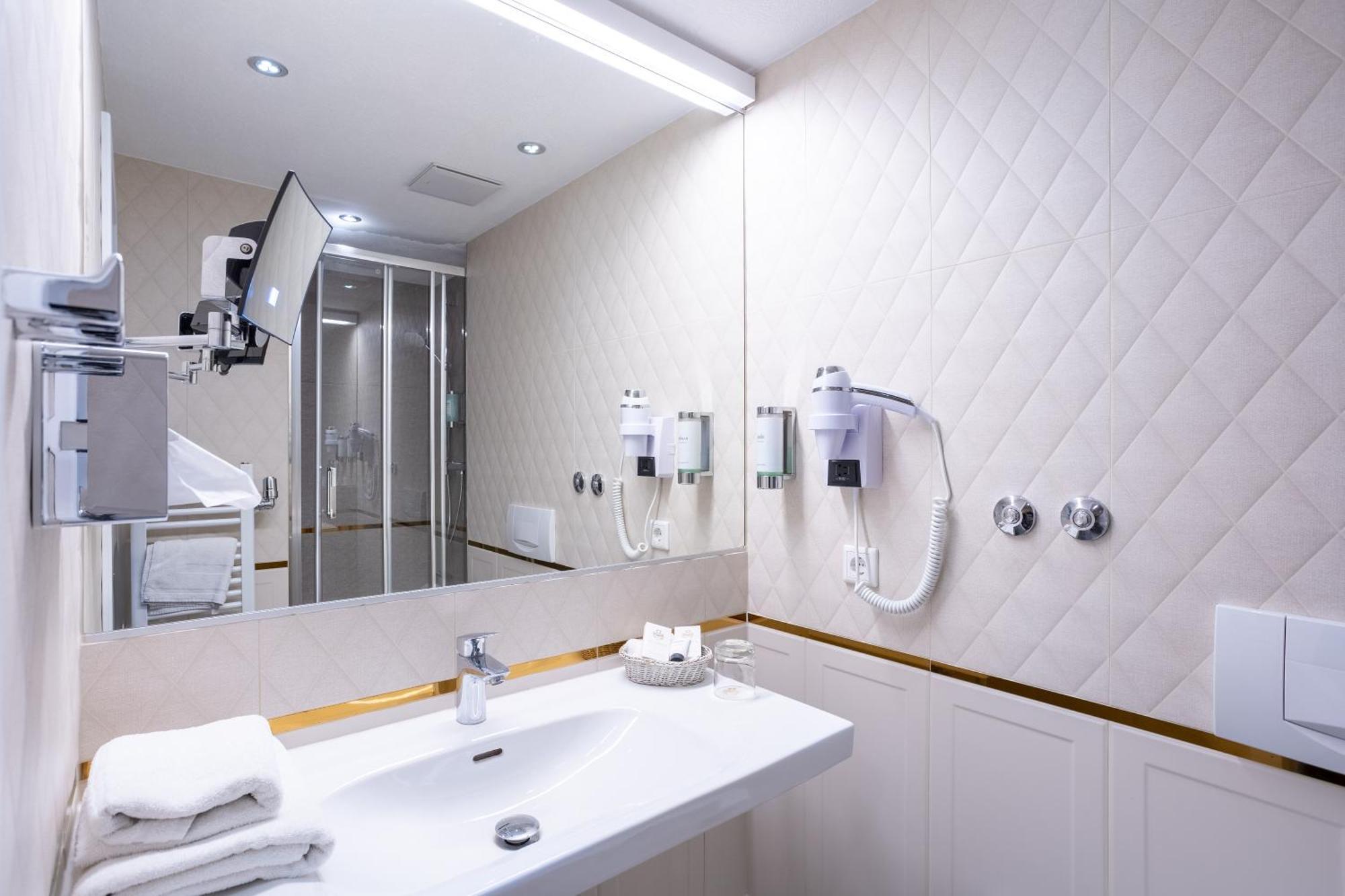 Burghotel Staufenberg Екстериор снимка