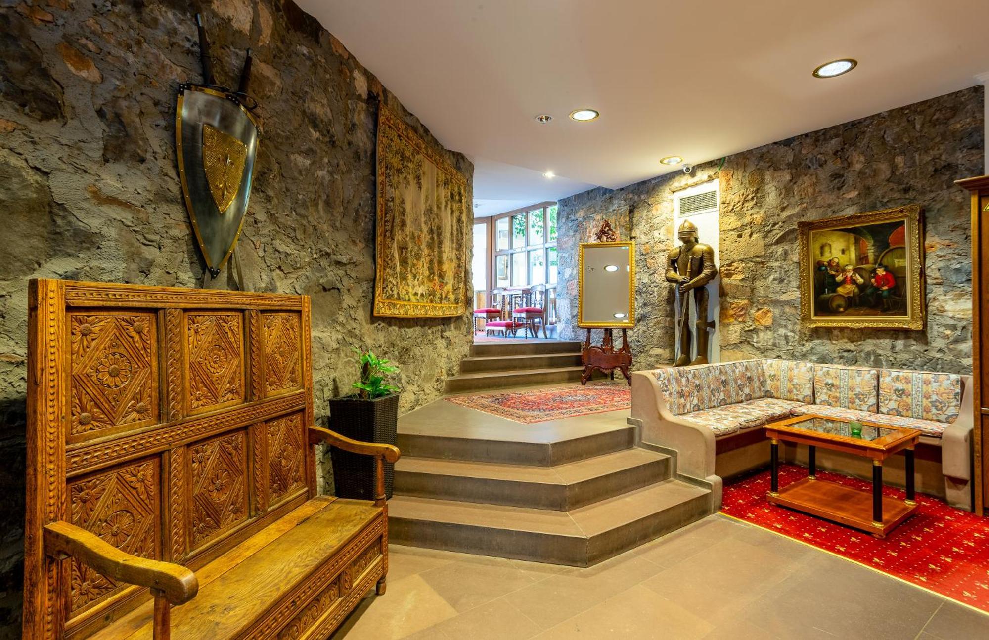 Burghotel Staufenberg Екстериор снимка