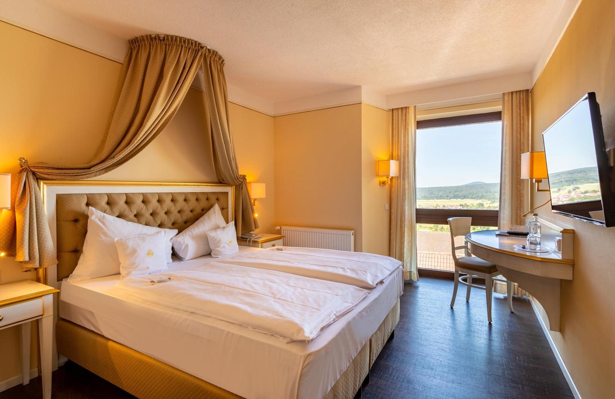 Burghotel Staufenberg Екстериор снимка