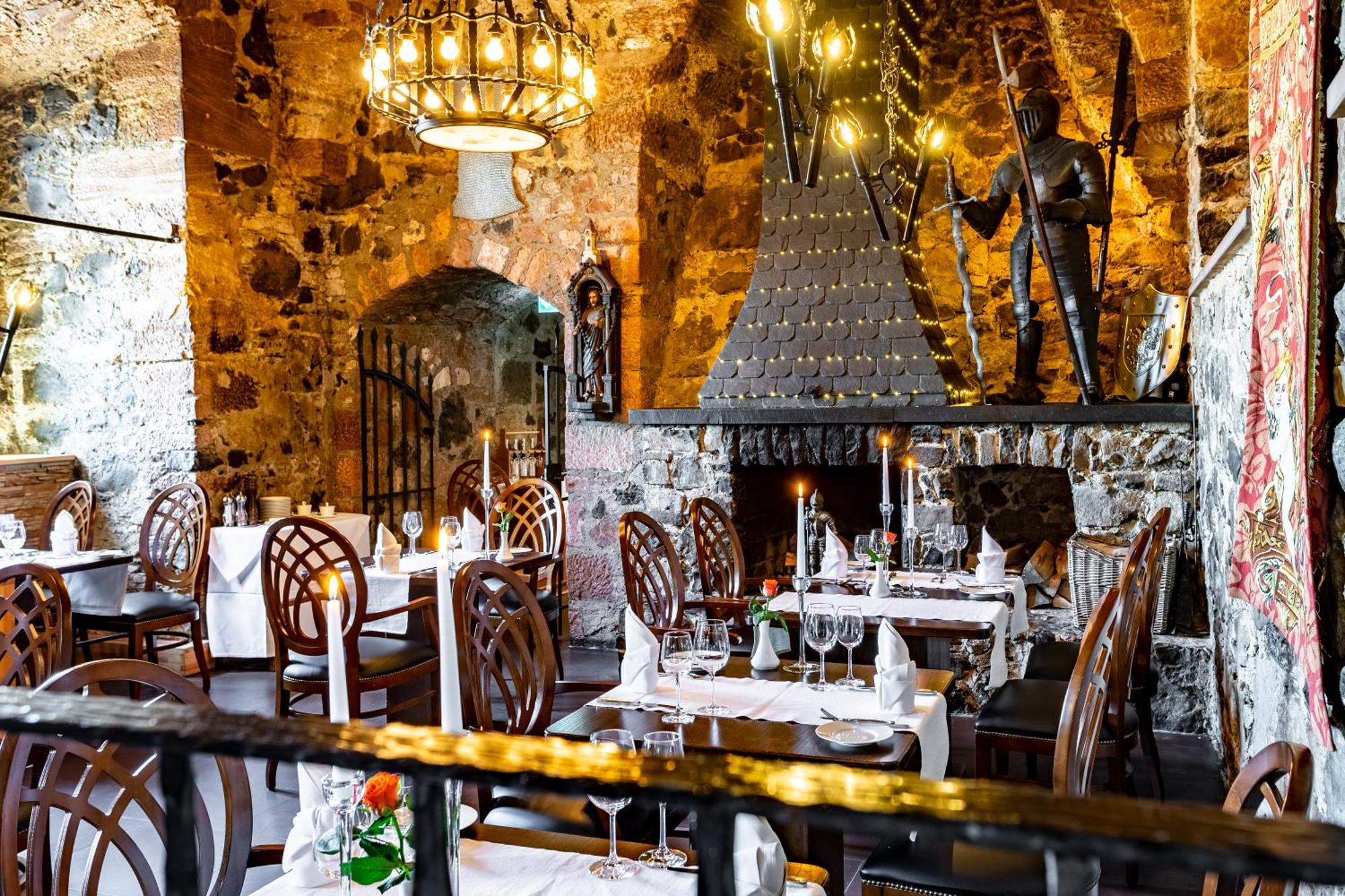 Burghotel Staufenberg Екстериор снимка