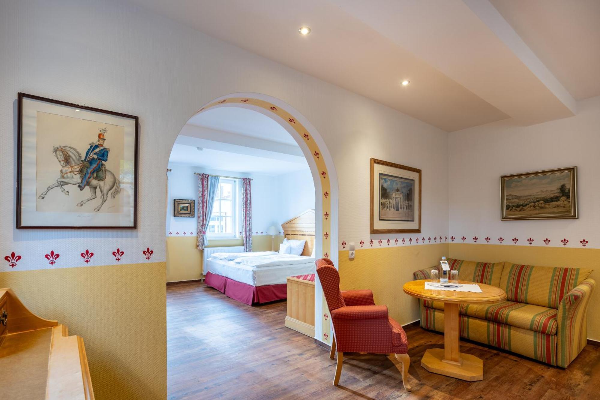 Burghotel Staufenberg Екстериор снимка