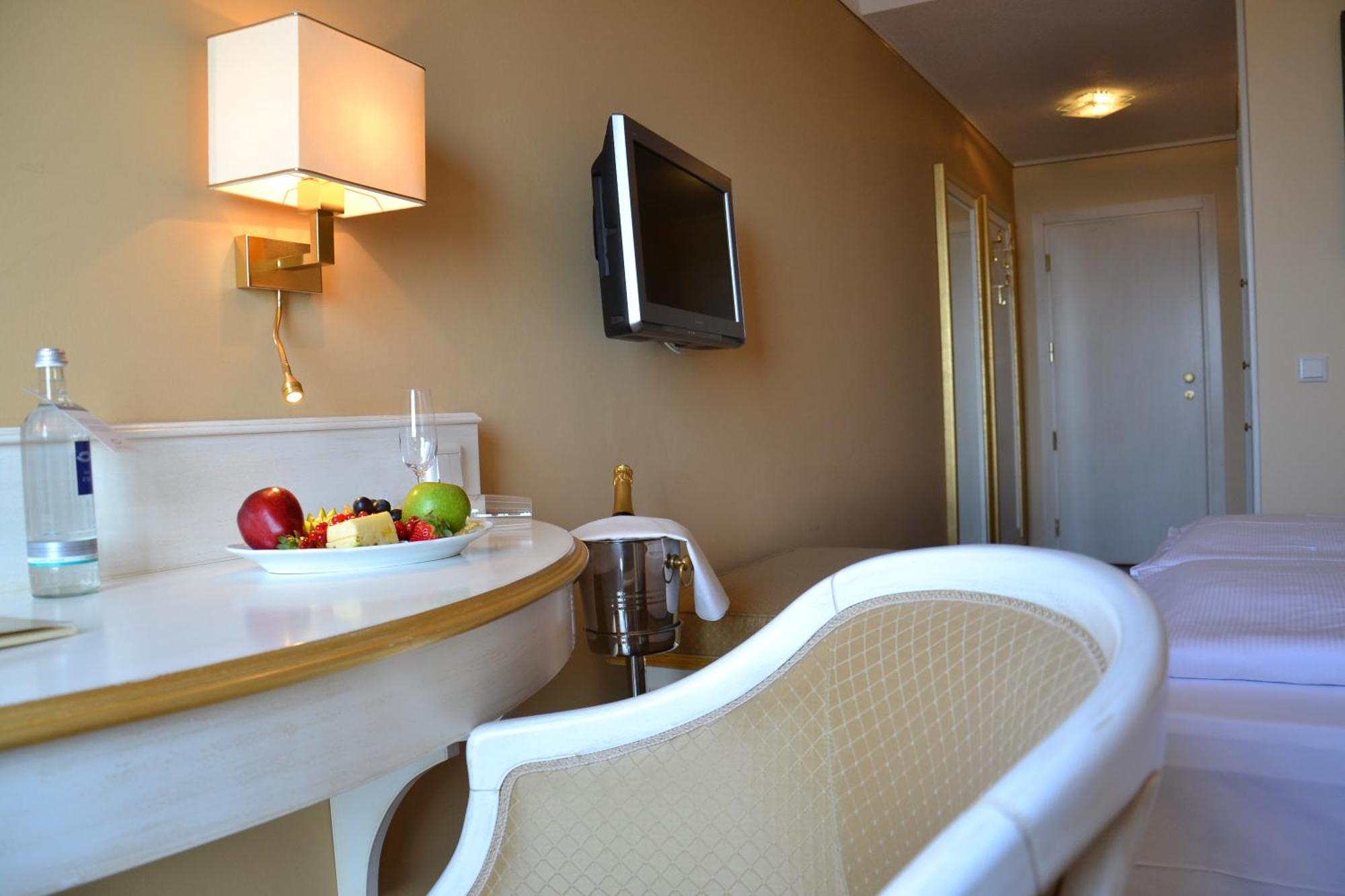 Burghotel Staufenberg Екстериор снимка