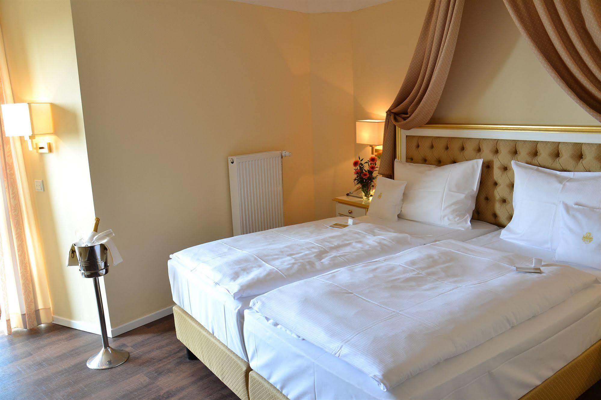 Burghotel Staufenberg Екстериор снимка